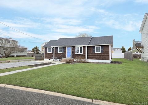 Homes For Sale - 19 Kent Place<br/> Amityville, NY 11701