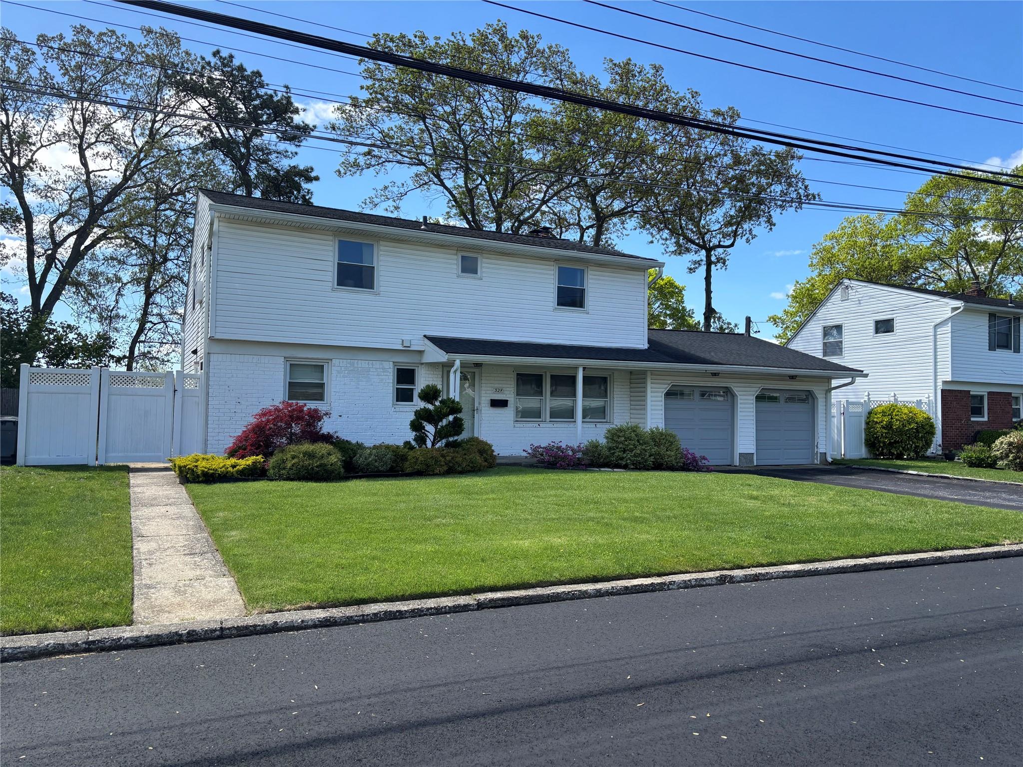 524 Davis Street, North Babylon, New York image 1