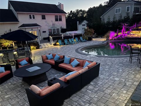 Homes For Sale - 18 Coach House Court<br/> Orange County, New Windsor, NY 12553
