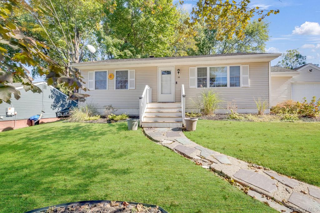 Photo of 14 W Dogwood Drive, Poughkeepsie, NY 12601 (MLS # 919779)