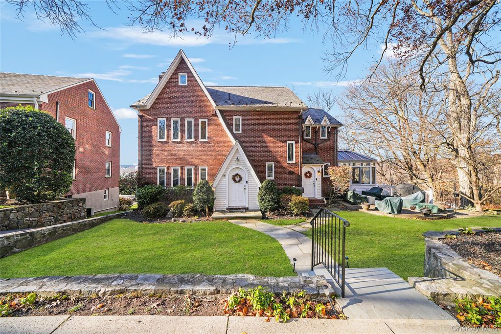 Photo of 39 Park Circle, White Plains, NY 10603 (MLS # H6335883)