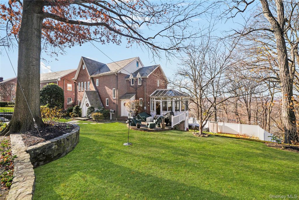 Photo of 39 Park Circle, White Plains, NY 10603 (MLS # H6335883)