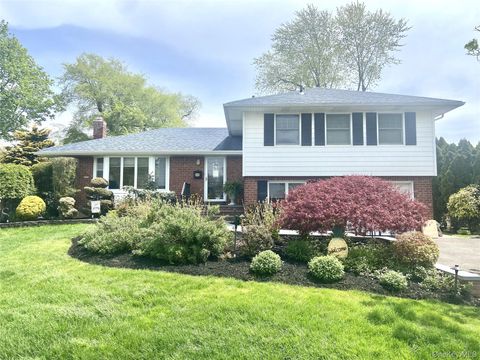 Homes For Sale - 7 Byfield Place<br/> Melville, NY 11747