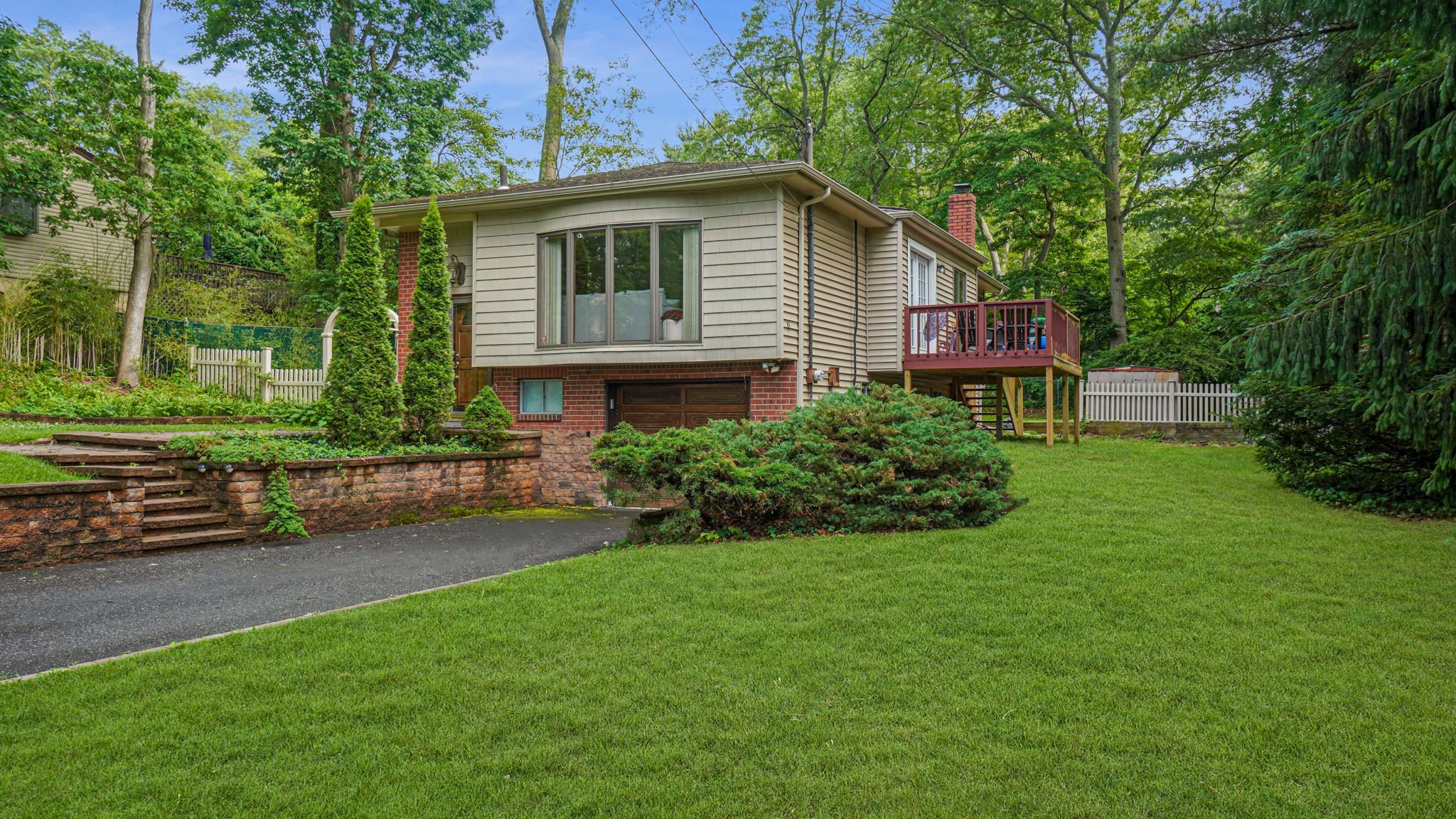 Sycamore Place, Smithtown, Hamptons, NY - 3 Bedrooms  
2 Bathrooms - 