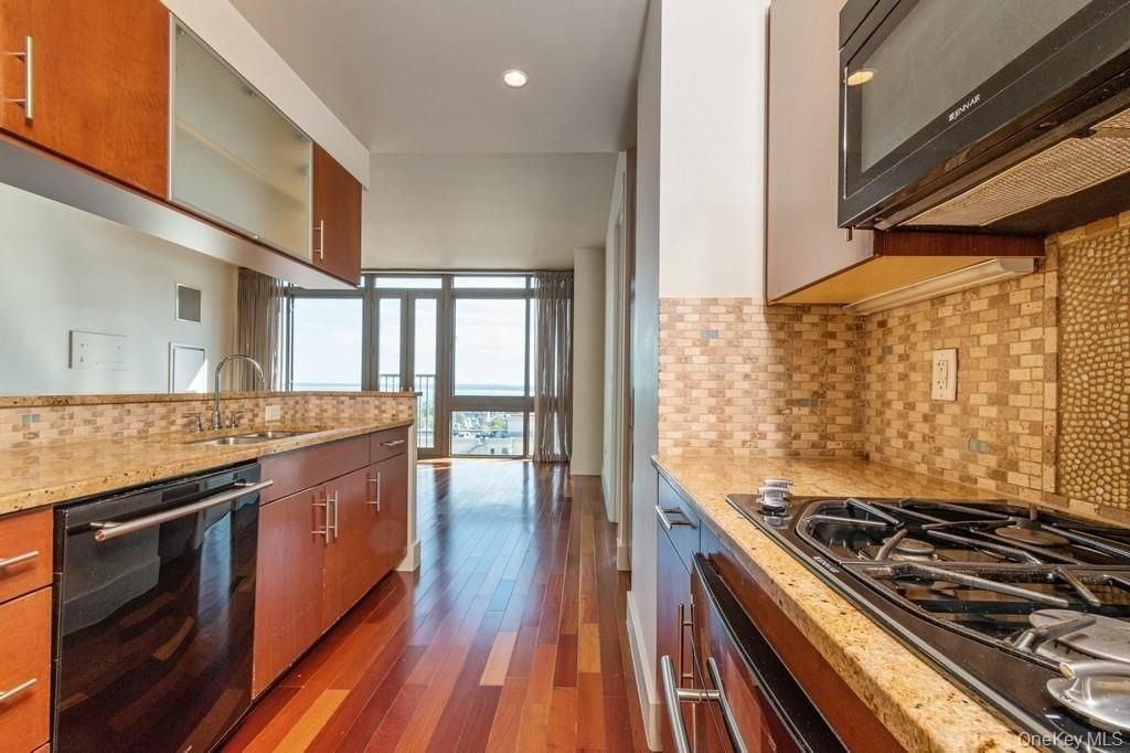 Photo of 175 Huguenot Street #1804, New Rochelle, NY 10801 (MLS # 978861)