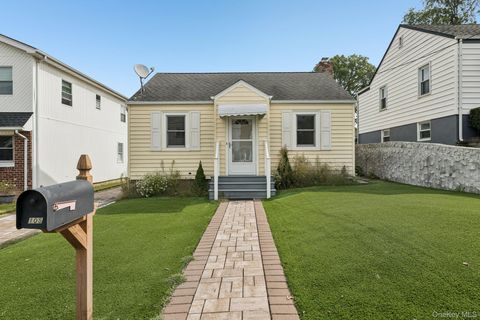 Photo of 105 Devon Road, Albertson, NY 11507 (MLS # 914625)