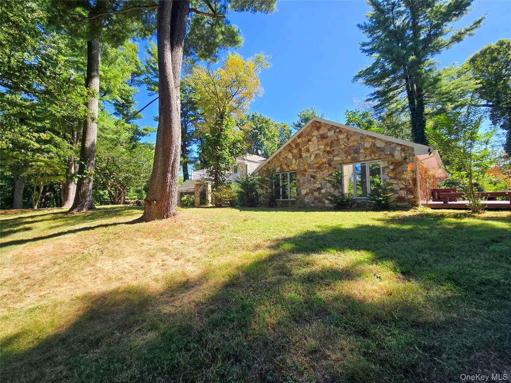 Photo of 32 Valley Road, Old Westbury, NY 11568 (MLS # 957091)