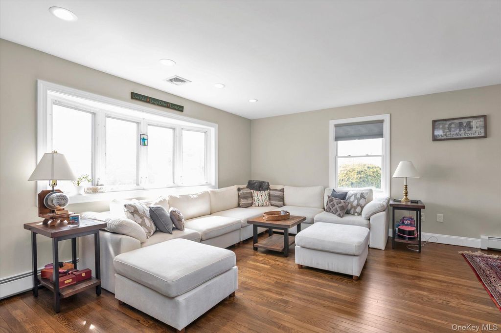 Photo of 35 Lee Avenue, Babylon, NY 11702 (MLS # 977355)