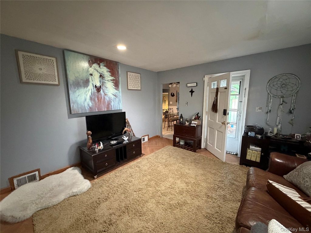 Photo of 11 bittermint St, Islip, NY 11751 (MLS # 952867)