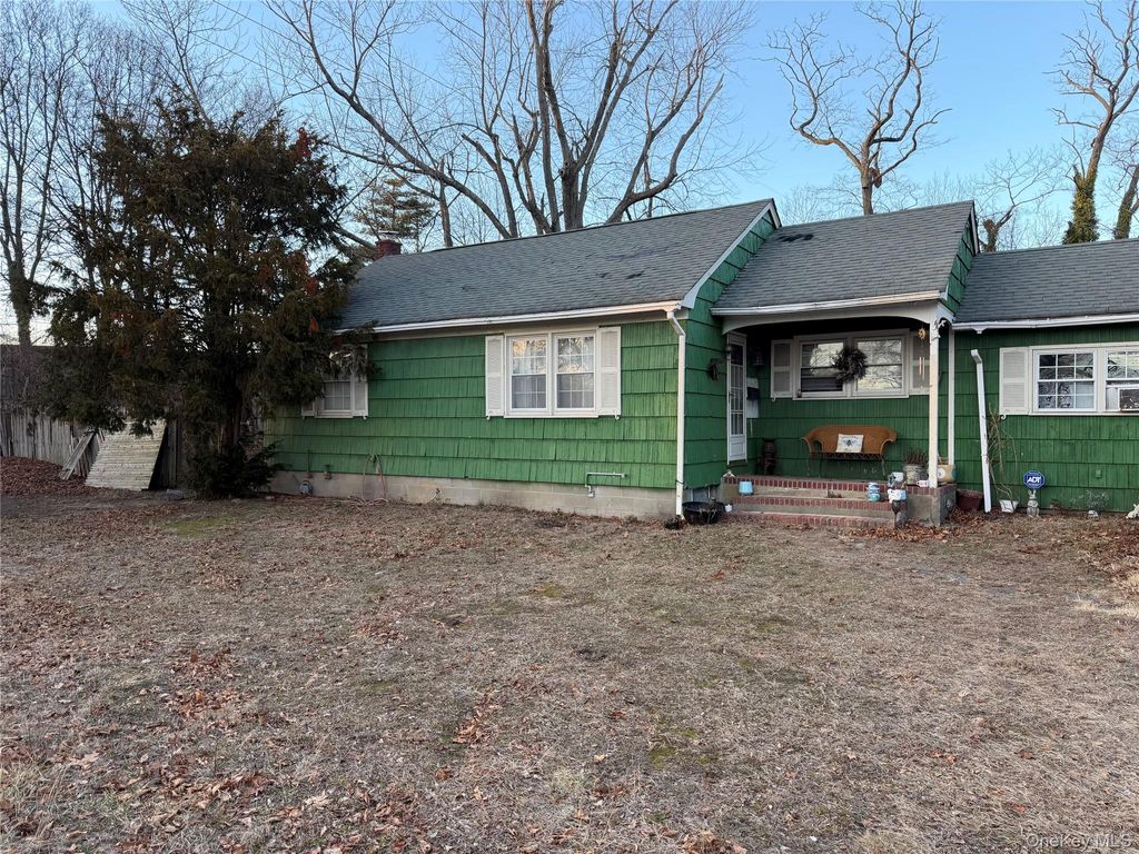 Photo of 11 bittermint St, Islip, NY 11751 (MLS # 952867)