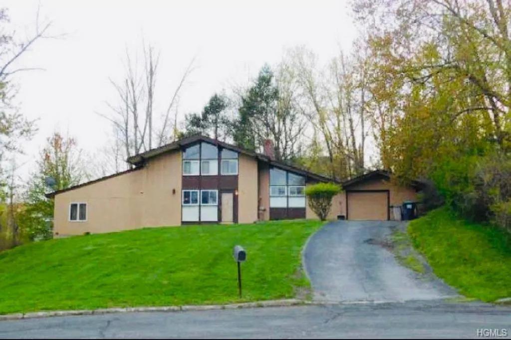 Westend Drive, Highland Mills, New York - 5 Bedrooms  
3 Bathrooms  
8 Rooms - 