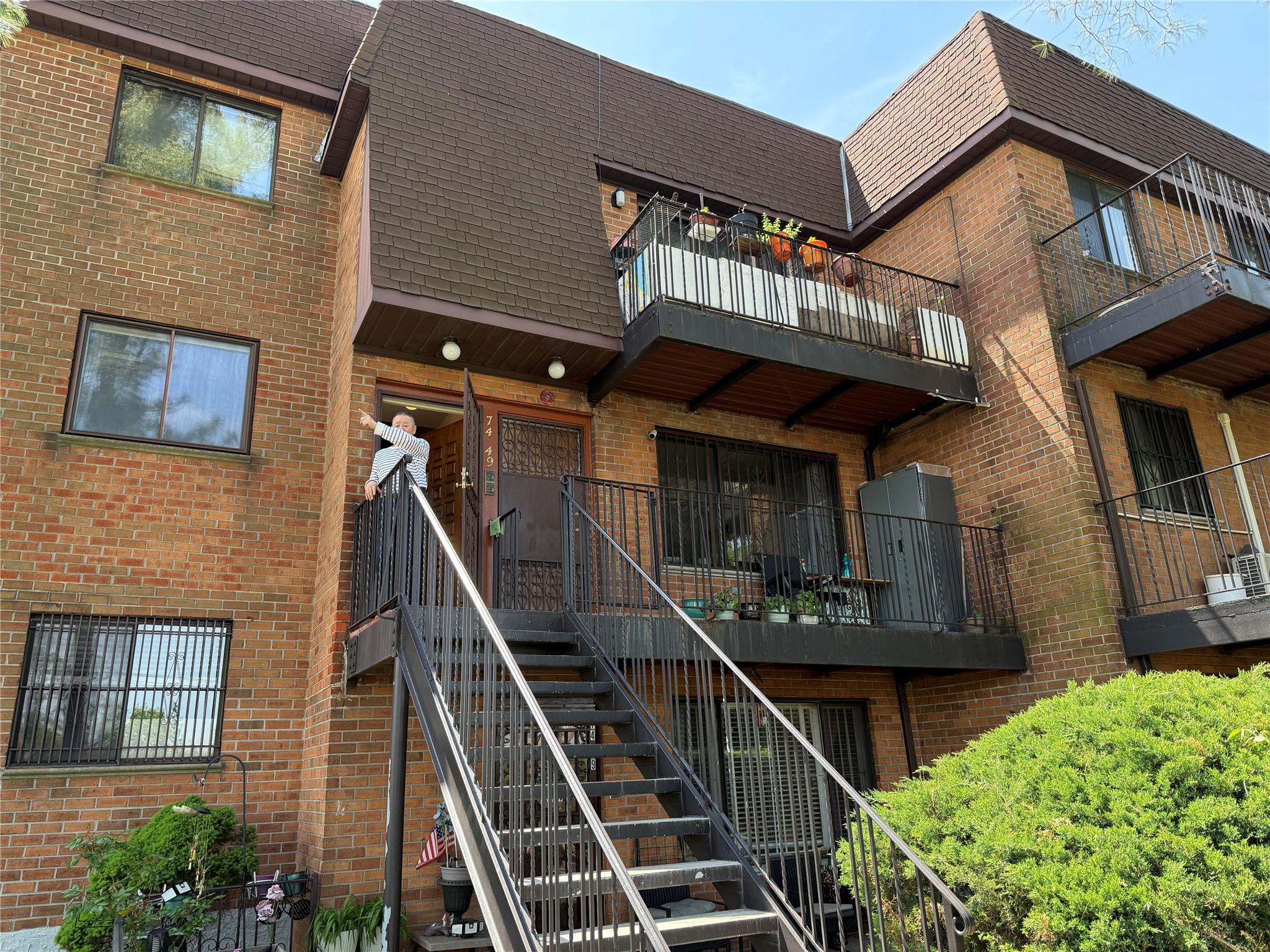 Property for Sale at Calamus Circle 3rd Fl, Elmhurst, Queens, NY - Bedrooms: 3 
Bathrooms: 1 
Rooms: 5  - $899,000