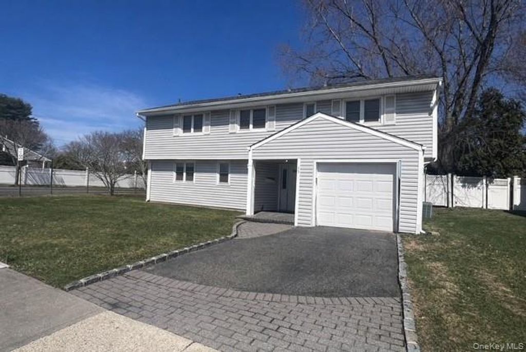 Photo of 15 Elaine Place, Plainview, NY 11803 (MLS # 972506)