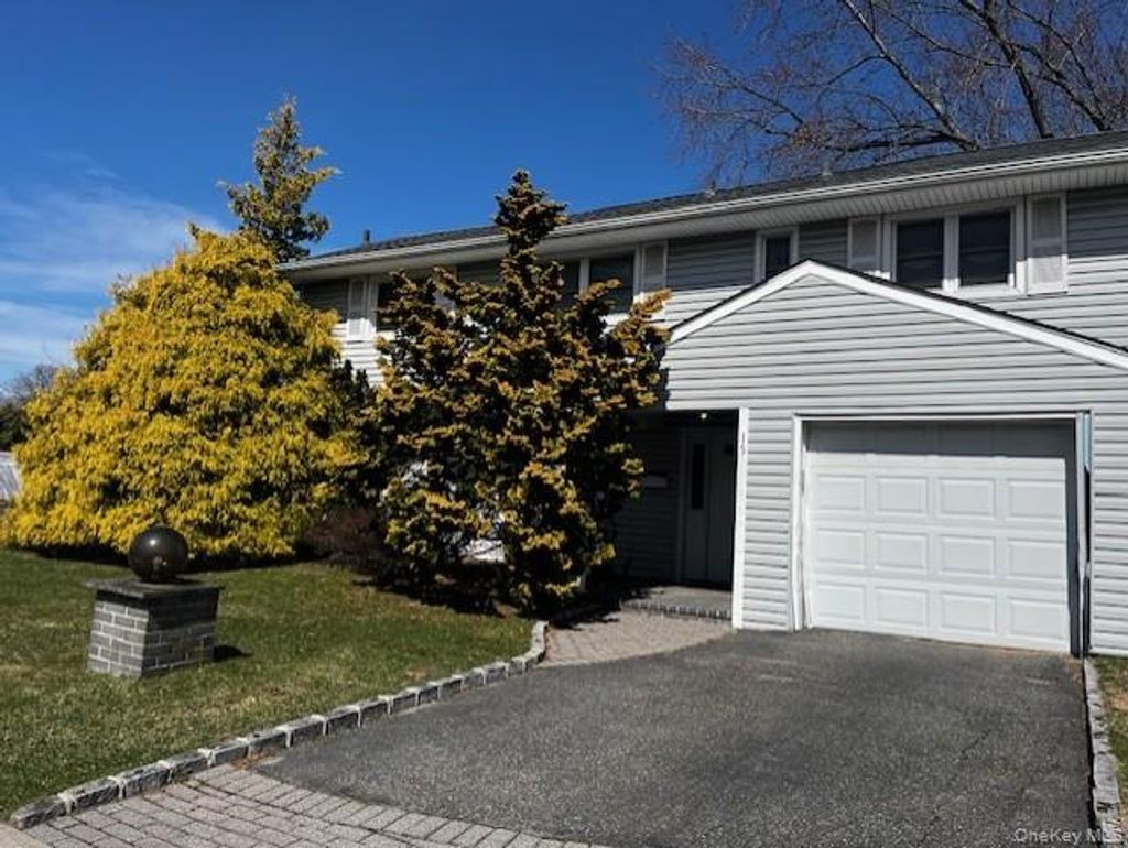 Photo of 15 Elaine Place, Plainview, NY 11803 (MLS # 972506)