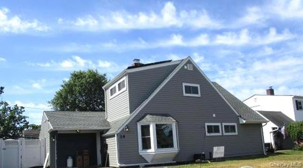 Photo of 14 Thimble Lane, Hicksville, NY 11801 (MLS # 958355)