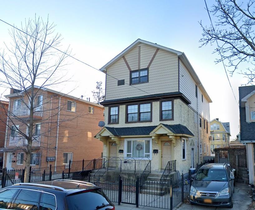 Rental Property at 160th Street Floor 1, Flushing, Queens, NY - Bedrooms: 4 
Bathrooms: 1 
Rooms: 6  - $3,050 MO.