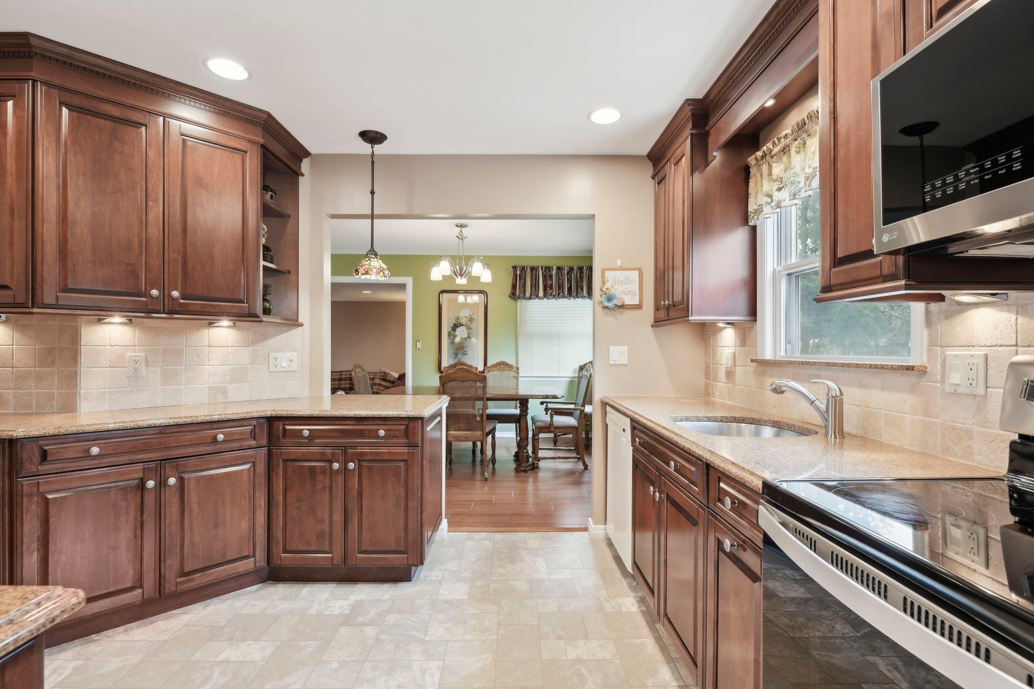 527 Davie Street, Westbury, New York image 11