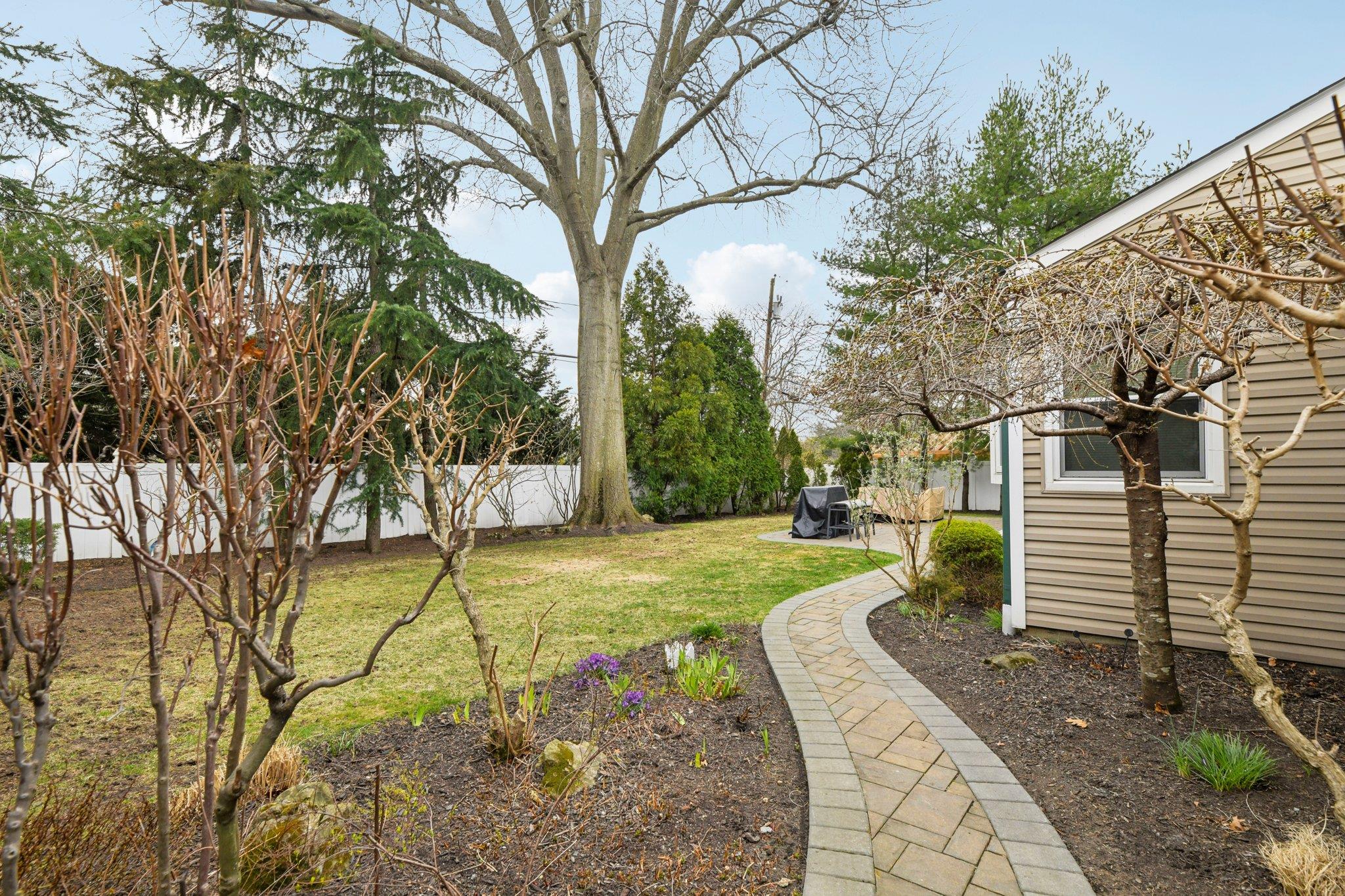 527 Davie Street, Westbury, New York image 28