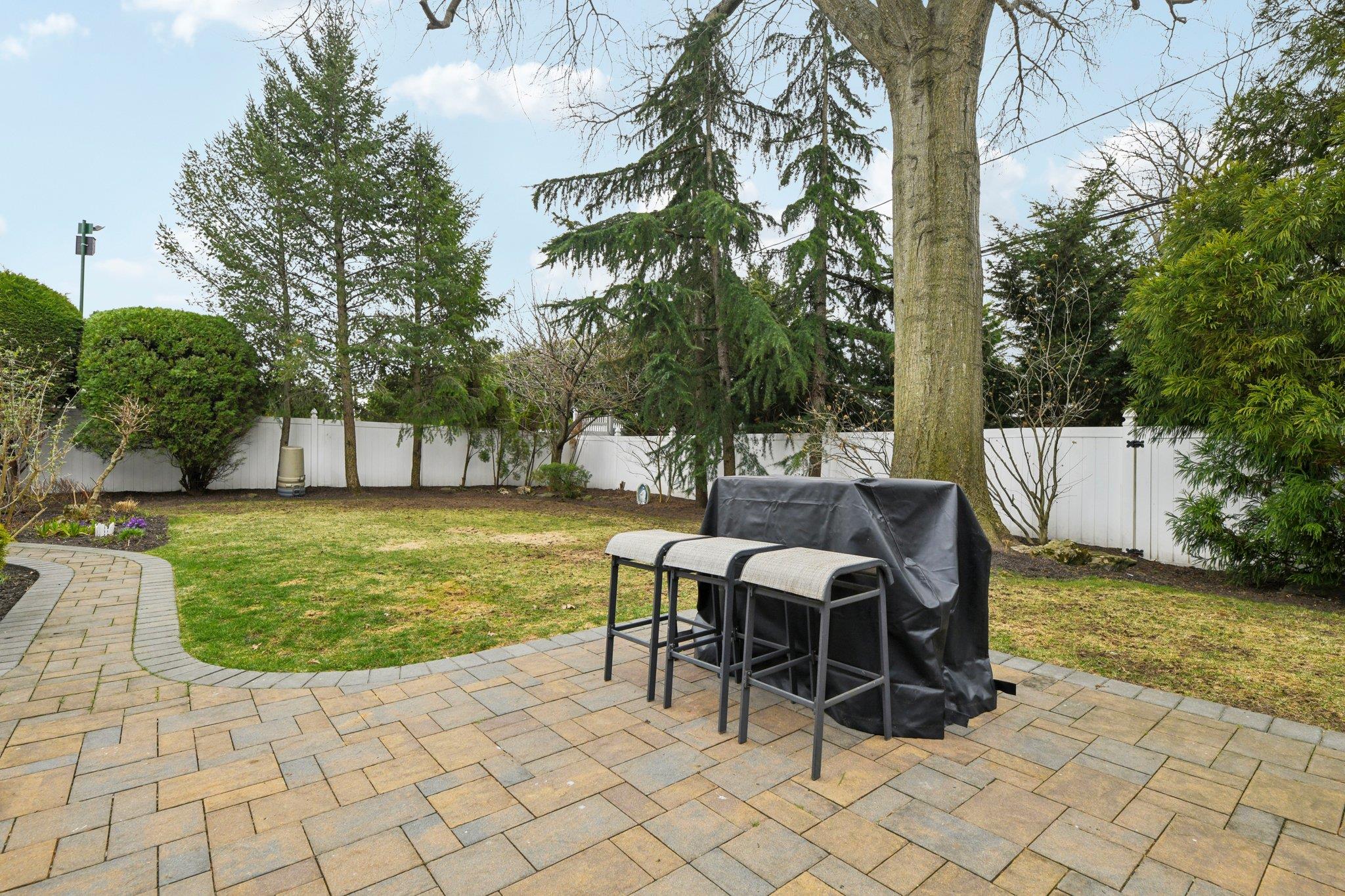 527 Davie Street, Westbury, New York image 32