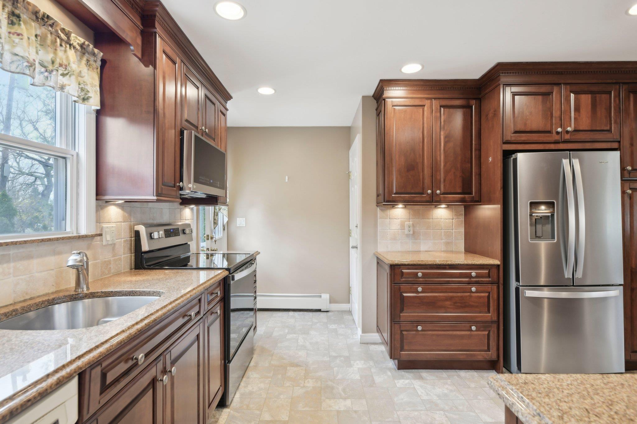 527 Davie Street, Westbury, New York image 15