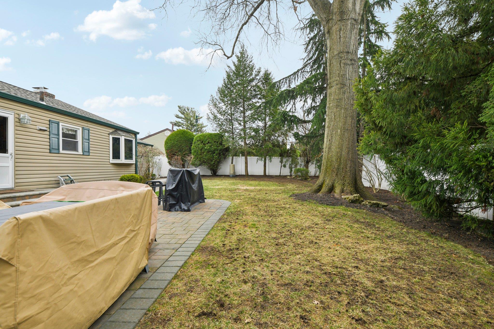 527 Davie Street, Westbury, New York image 31