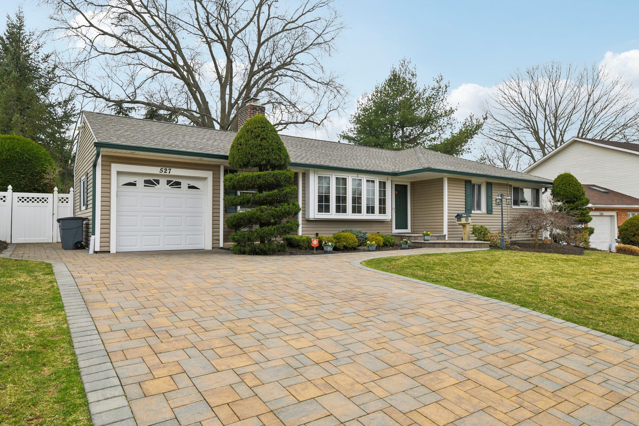 527 Davie Street, Westbury, New York image 2