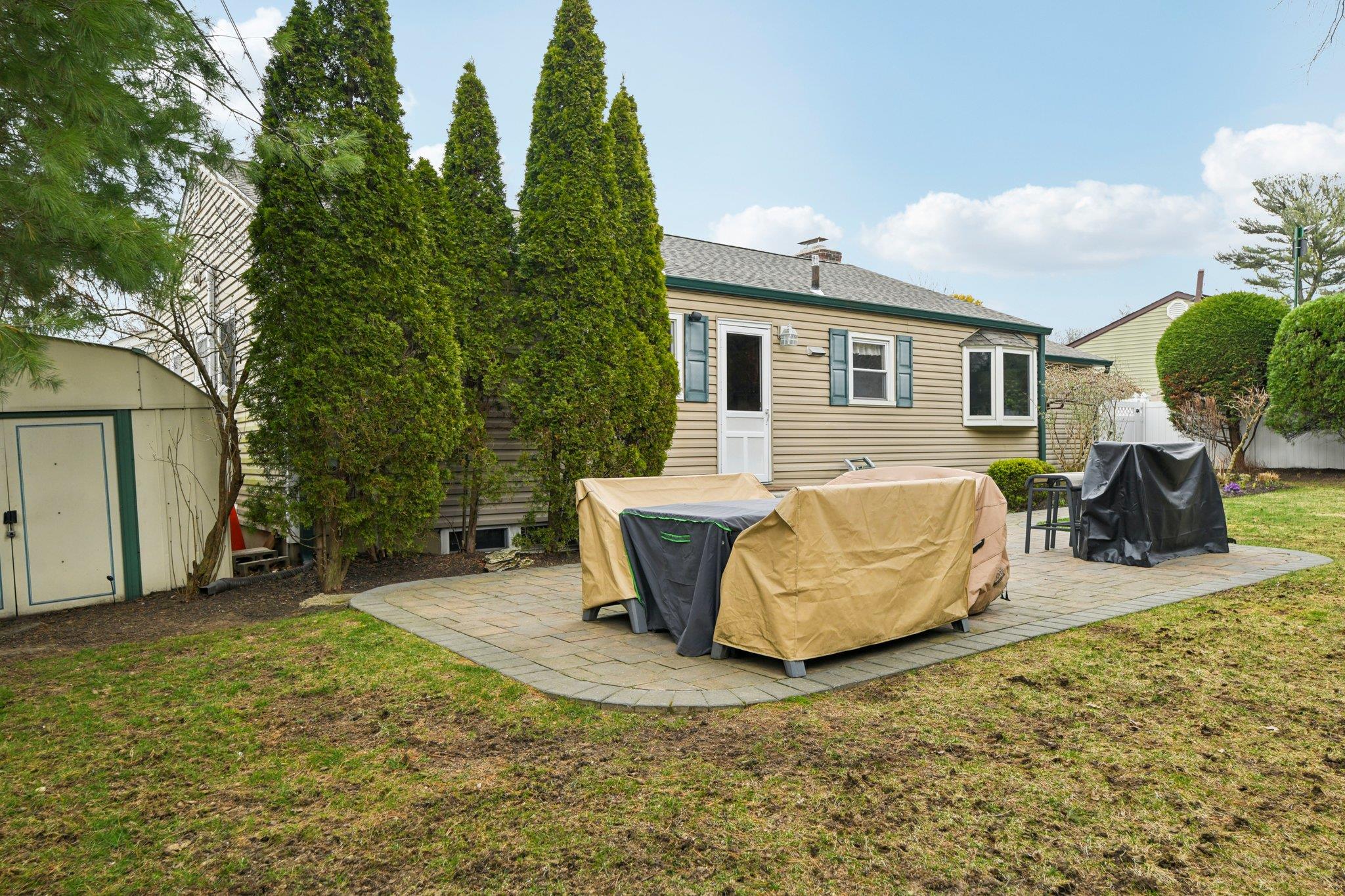 527 Davie Street, Westbury, New York image 30
