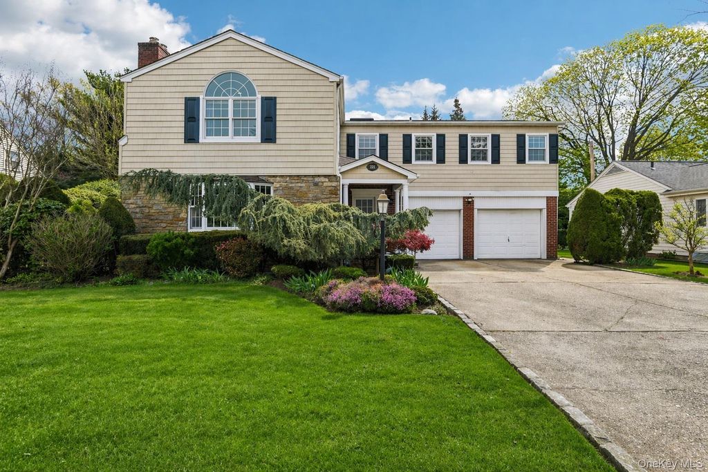 Photo of 221 Kensington Road, Garden City, NY 11530 (MLS # 985380)