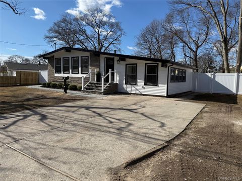 Photo of 78 Samuel Street, Ronkonkoma, NY 11779 (MLS # 968955)