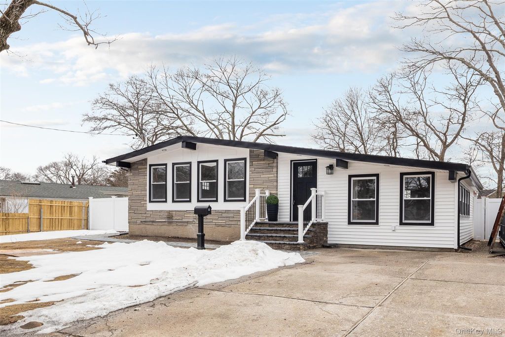 Photo of 78 Sameul Street, Ronkonkoma, NY 11779 (MLS # 968955)