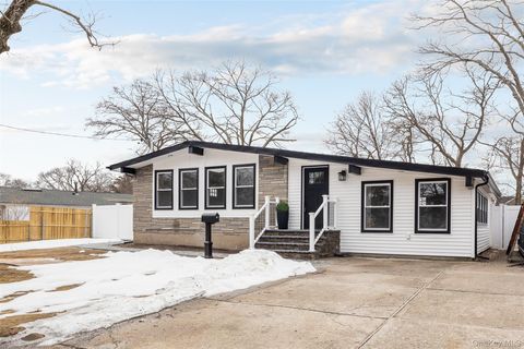 Photo of 78 Samuel Street, Ronkonkoma, NY 11779 (MLS # 968955)