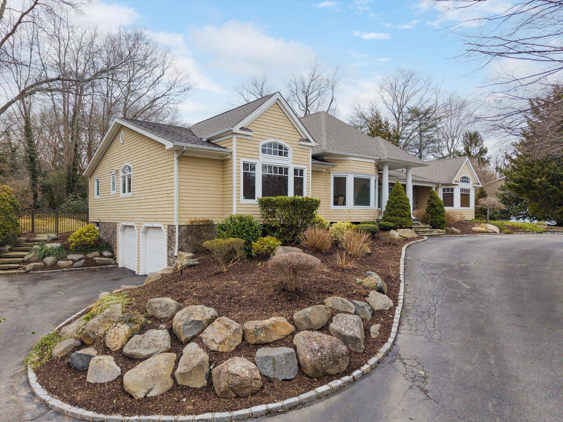 4 Threepence Drive, Melville, New York image 1