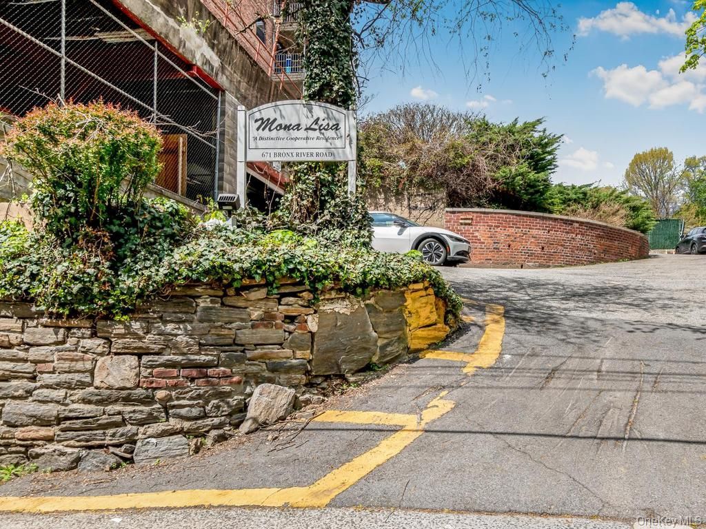 Photo of 671 Bronx River Road #6L, Yonkers, NY 10704 (MLS # 988929)