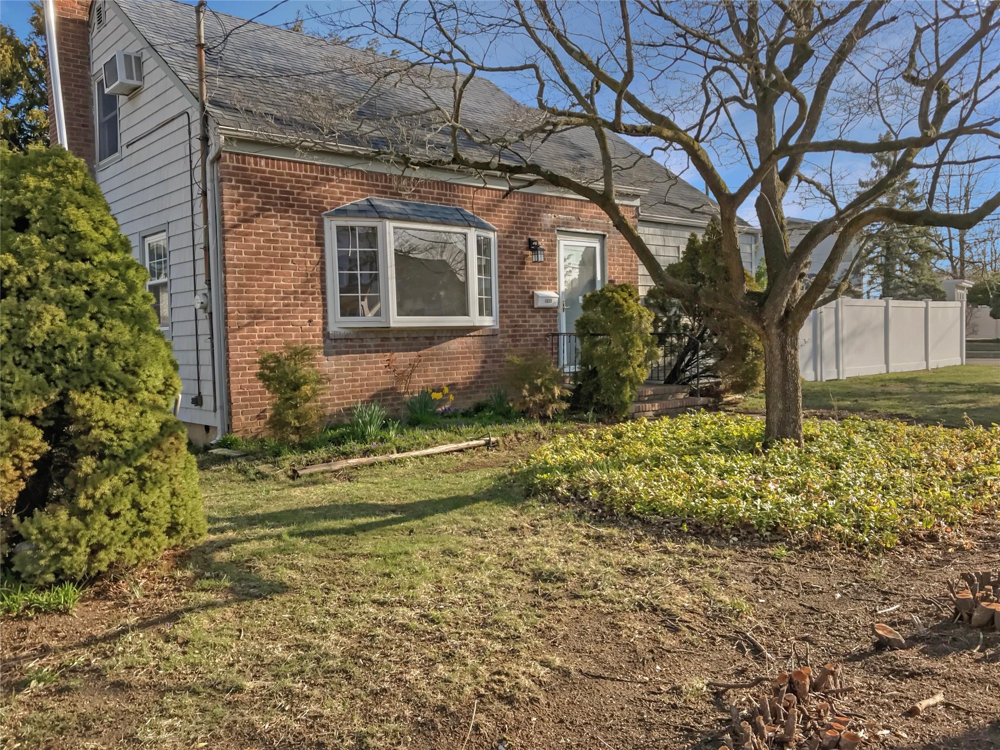 1035 Bonaparte Place, Levittown, New York image 24