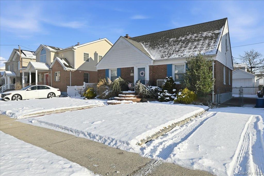 Photo of 37 Irving Lane, New Hyde Park, NY 11040 (MLS # 947992)