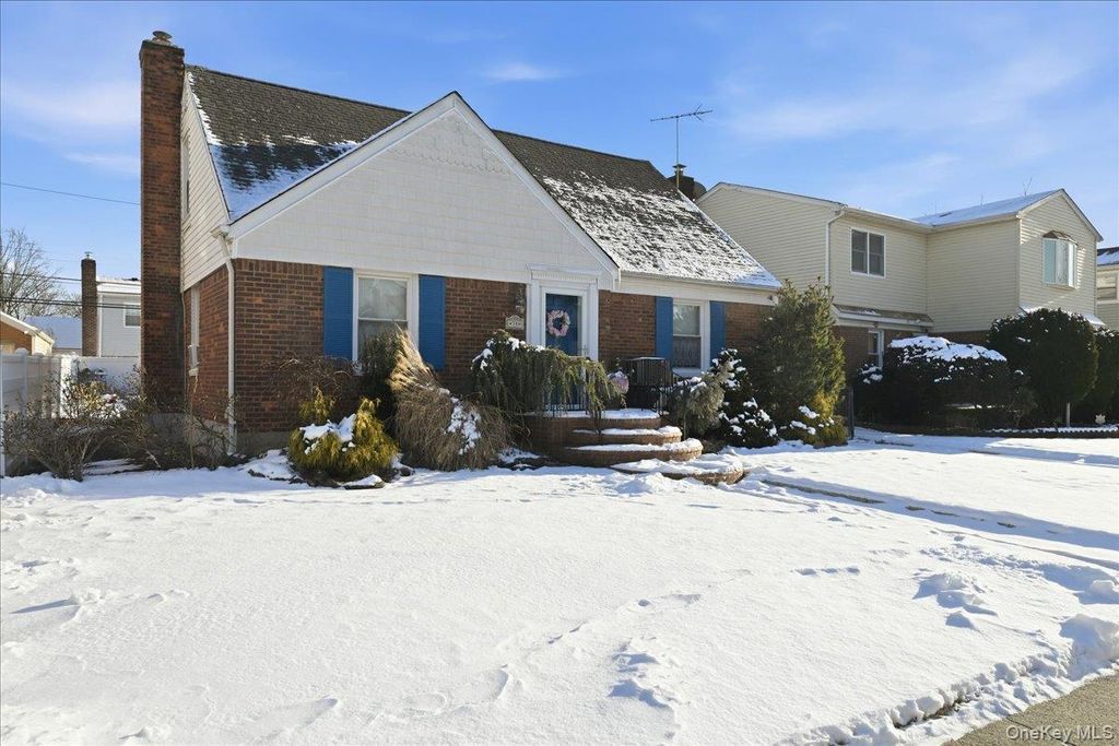 Photo of 37 Irving Lane, New Hyde Park, NY 11040 (MLS # 947992)