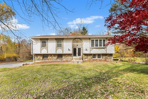Photo of 17 Tamarack Hill Drive, Poughkeepsie, NY 12603 (MLS # 927515)