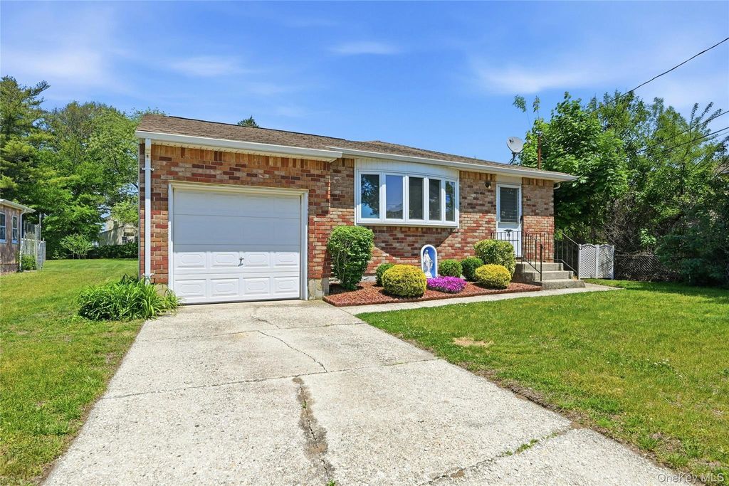Photo of 98 Evergreen Avenue, Bethpage, NY 11714 (MLS # 1001443)