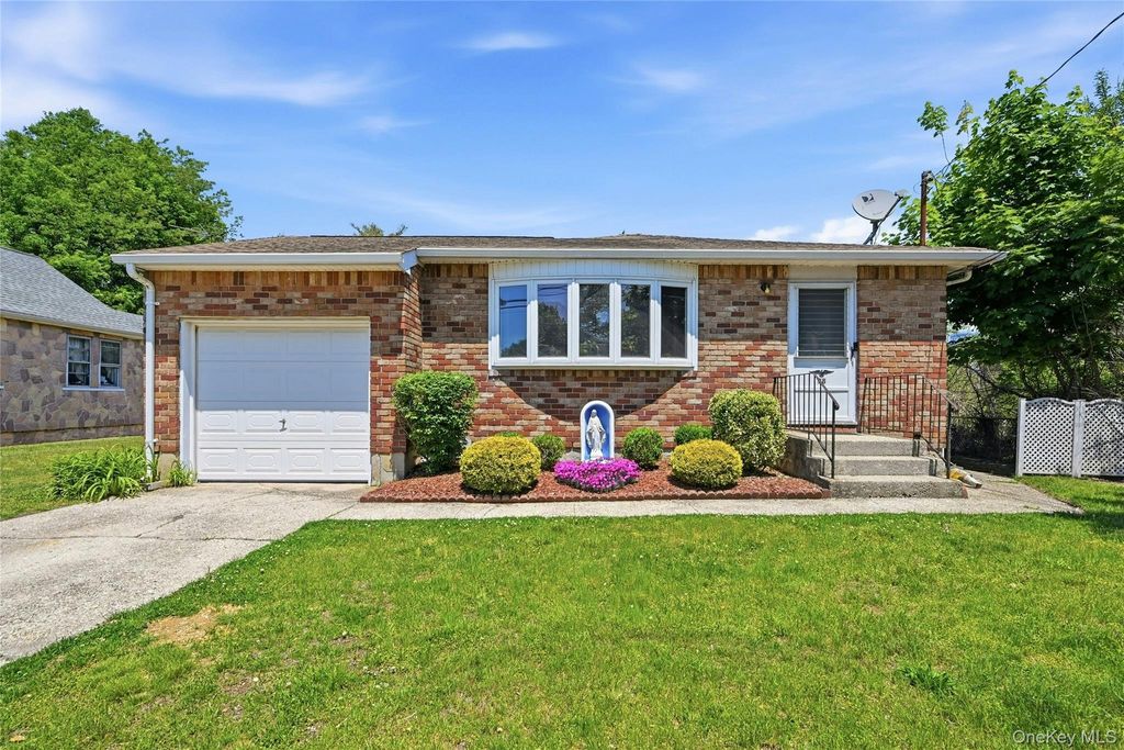 Photo of 98 Evergreen Avenue, Bethpage, NY 11714 (MLS # 1001443)