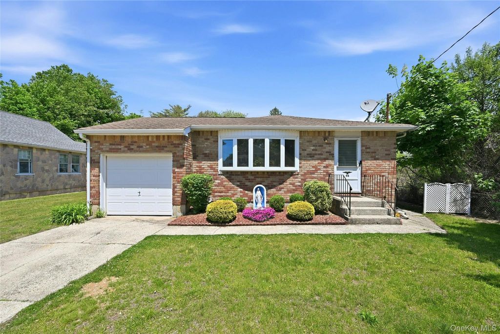 Photo of 98 Evergreen Avenue, Bethpage, NY 11714 (MLS # 1001443)