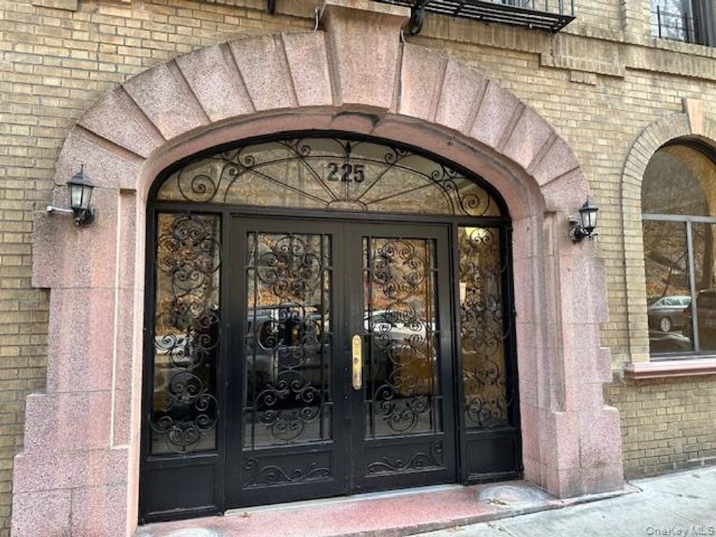 Photo of 225 Bennett Avenue #2R, New York (Manhattan), NY 10040 (MLS # 942478)