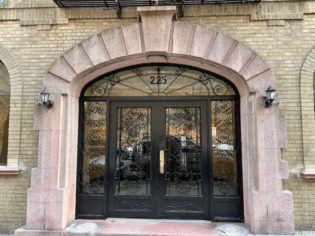 Photo of 225 Bennett Avenue #2R, New York (Manhattan), NY 10040 (MLS # 942478)