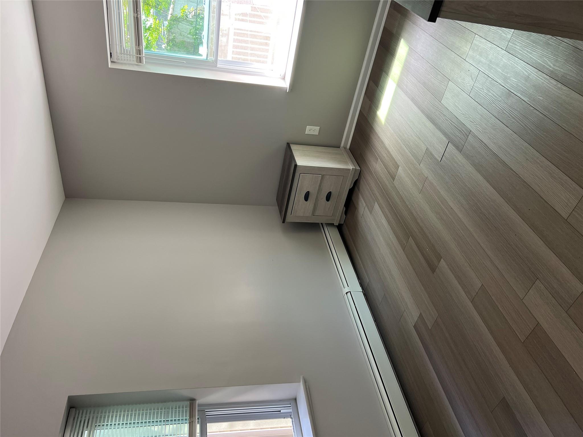 De Sota Road, Seaside, Queens, NY - 3 Bedrooms  
1 Bathrooms  
5 Rooms - 
