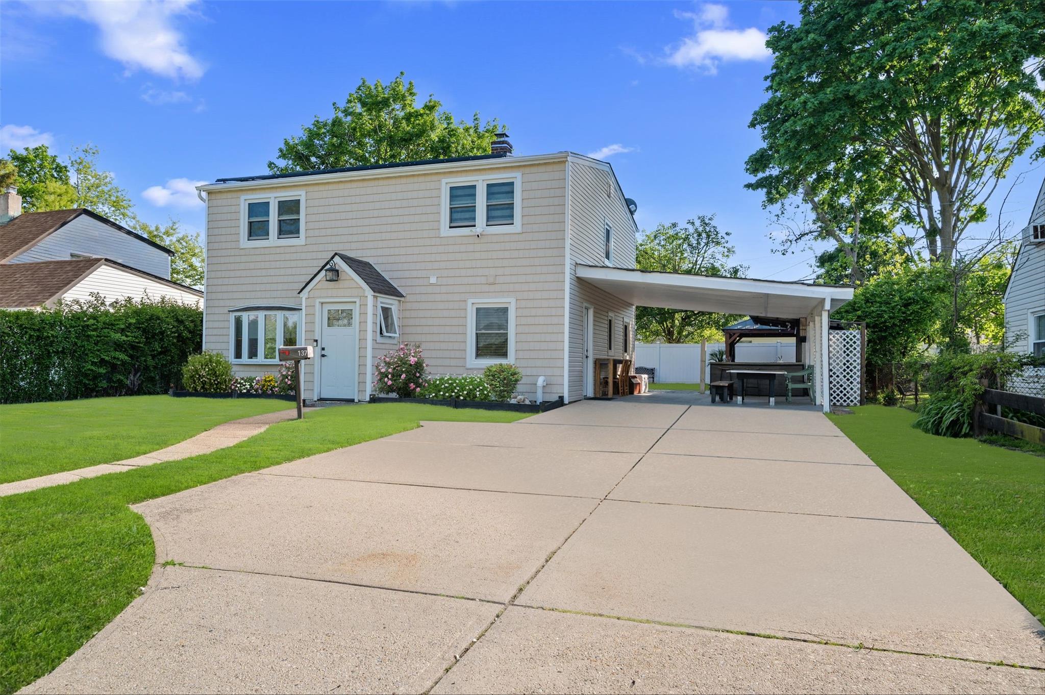 137 Center Lane, Levittown, New York image 1