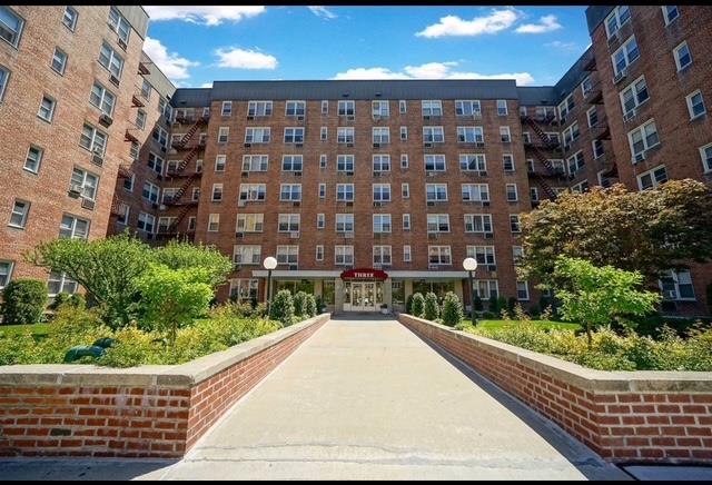Sadore Lane 6L, Yonkers, New York - 2 Bedrooms  
2 Bathrooms  
5 Rooms - 