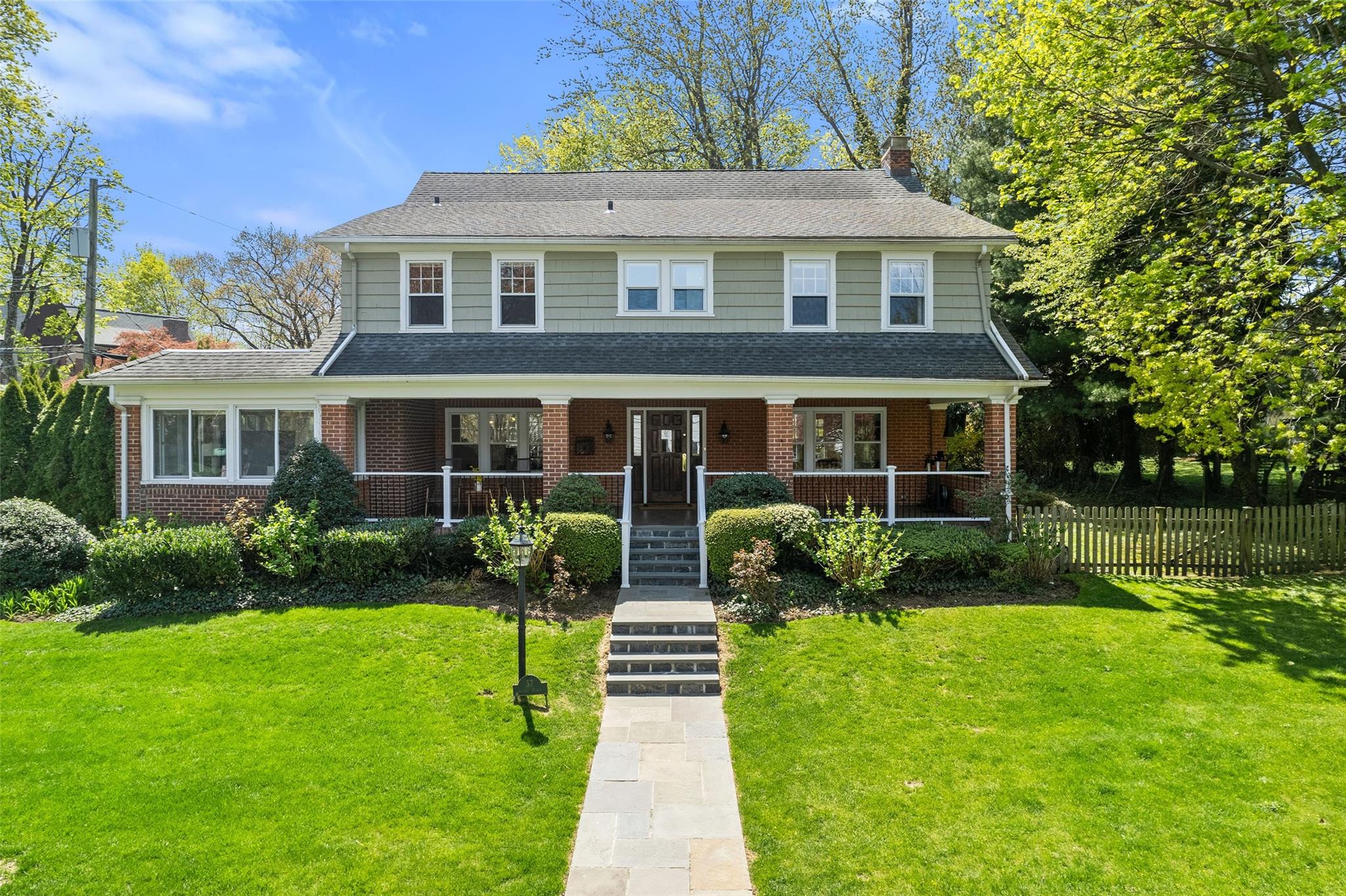Moran Place, Larchmont, New York - 5 Bedrooms  
4 Bathrooms  
9 Rooms - 