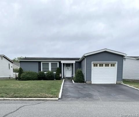 Condo For Sale - 35 Village Circle<br/> Suffolk County, Manorville, NY 11949