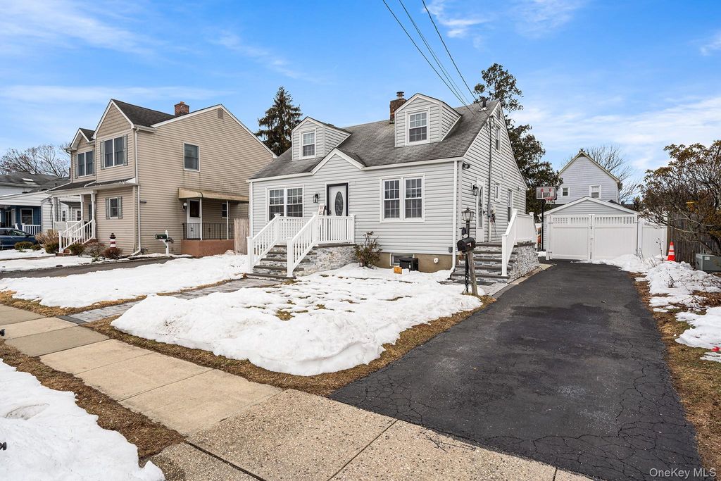 Photo of 7 Cambridge Avenue, Bethpage, NY 11714 (MLS # 964568)