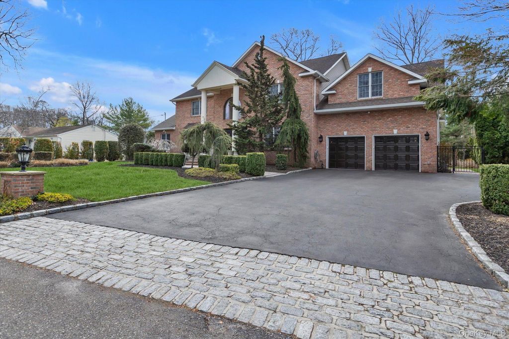 Photo of 36 Fox Lane, Dix Hills, NY 11746 (MLS # 980270)