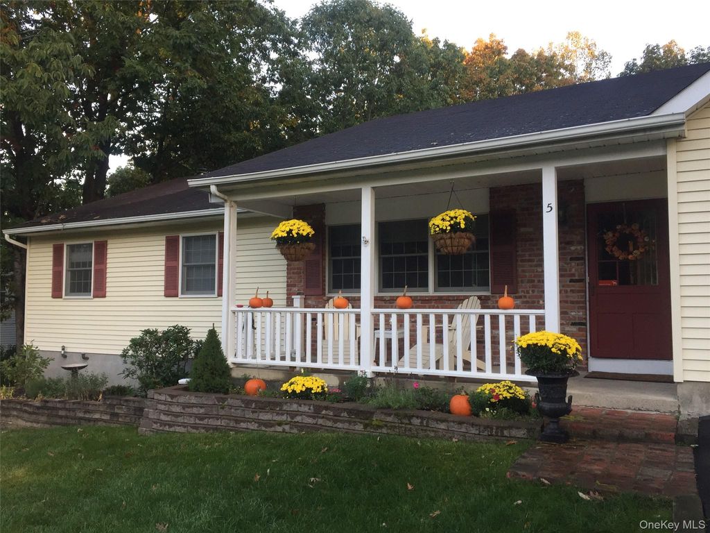 Photo of 5 Scaglione Court, Highland Mills, NY 10930 (MLS # 986876)